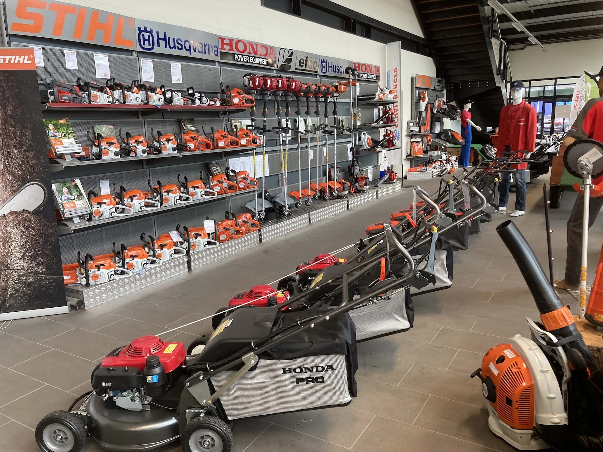 Motorgeräte-Ausstellung auf der Verkaufsfläche von Schallberger in Oberdorf